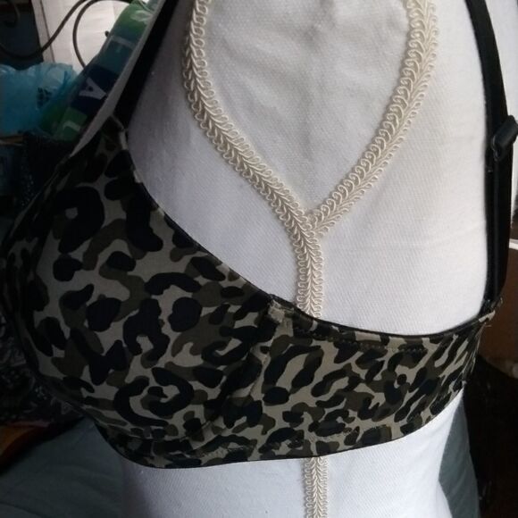 Victoria's Secret   - Picture 3 of 5